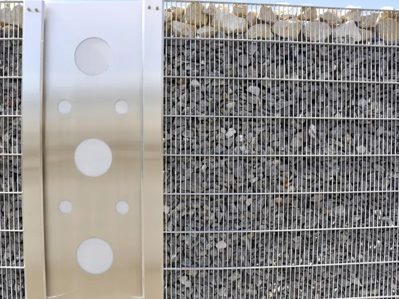 Malla electrosoldada de alta resistencia tipo gavión conteniendo roca pesada, aplicada en estructuras de contención para el sector minero.