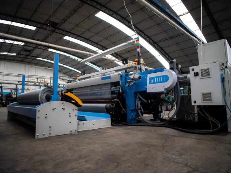 Maquinaria automatizada para tejido de alambre en la planta de manufactura de Comenk en Ciudad de México.
